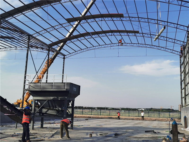 錫寶重工員工們冒著高溫在江蘇淮安客戶現(xiàn)場進行設(shè)備安裝(圖1)